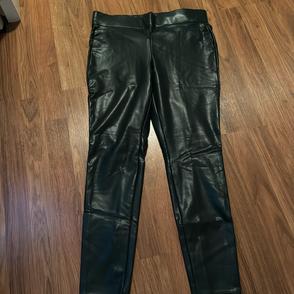 Size medium green leggings from the loft never worn tags on them